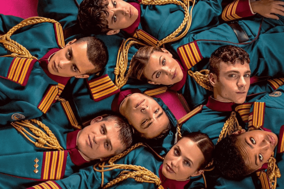 “Escola Minerva” acompanha um grupo de adolescentes que vive uma rotina rígida em uma escola militar, marcada por cerimônias, treinamentos e regras (Imagem: Reprodução digital | Netflix)