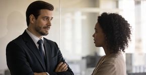 O que significa cruzar os braços em uma conversa? Segundo a psicologia, nem sempre é defesa