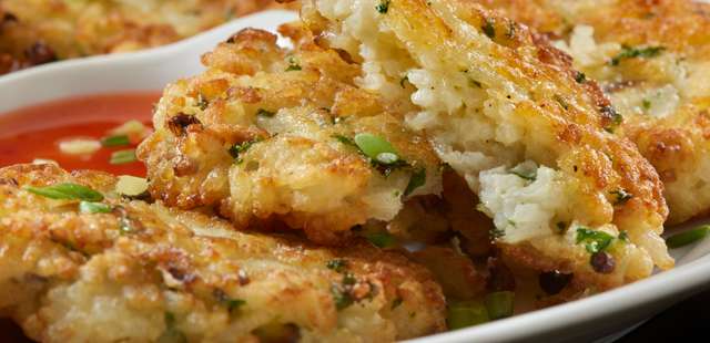 O segredo do bolinho de arroz com queijo mais crocante e recheado que você já experimentou!