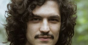 Gabriel Leone muda o visual para novo papel e fica irreconhecível