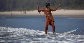 Meninas de Bangladesh usam surf para desafiar cultura machista