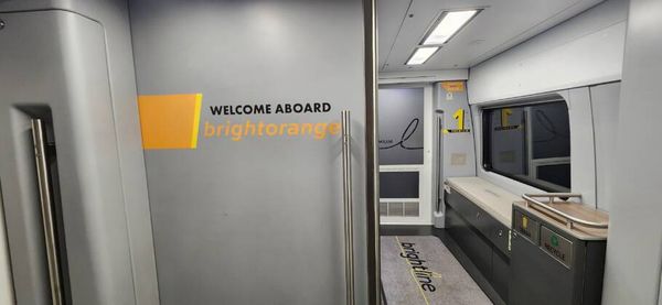 Interior do vagão da categoria Premium da Brightline