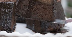 Bolo brigadeirão: metade bolo e metade pudim de chocolate