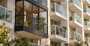 Proprietária fecha a varanda com estrutura diferente da usada pelos demais apartamentos, acredita que a obra não interfere em ninguém e recebe notificação por alteração da fachada