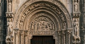 Em uma pequena ilha do Adriático, ruas seguem praticamente o mesmo traçado criado por colonos gregos no século III a.C.: a cidade croata onde igrejas românicas e edifícios renascentistas e barrocos revelam mais de dois milênios de ocupação contínua