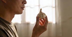 Por que se deve colocar alho no vaso sanitário