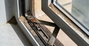 Por que janelas começam a emperrar e o que isso diz sobre a estrutura da casa