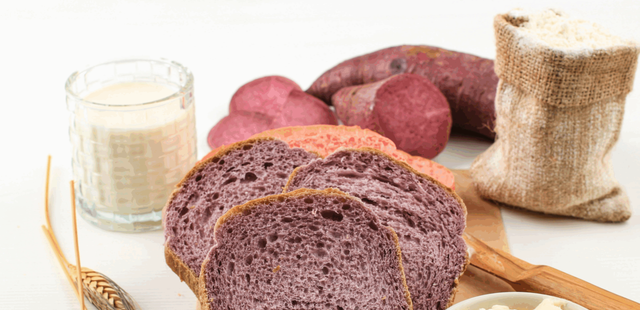 Pão caseiro de batata doce sem glúten, fofinho e macio para o seu café