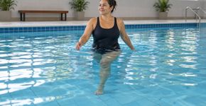 Caminhar com a água na altura do umbigo garante um dos melhores equilíbrios entre trabalho muscular e proteção das articulações