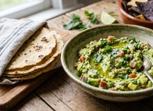 Featured side: Os mexicanos concordam: “Para deixar o guacamole mais cremoso e com sabor equilibrado, o segredo é adicionar um fio de azeite de oliva.”