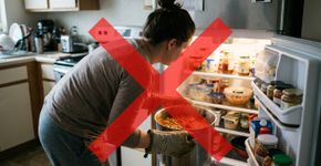 Colocar uma panela funda cheia de sobras diretamente na geladeira pode retardar o resfriamento do centro: autoridades americanas recomendam dividir a comida em recipientes pequenos e rasos