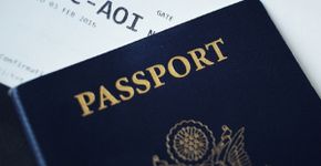 Foto: (Nicole Geri/Unsplash/Reprodução   Leia mais em: https://guiadoestudante.abril.com.br/universidades/como-tirar-passaporte-para-estudar-fora-em-6-passos/)