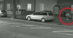 Mulher enfrenta agressor que a atacou na rua e foge de estupro