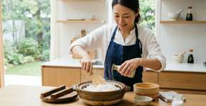 Os japoneses concordam: “Para deixar o arroz mais soltinho e com sabor equilibrado, o segredo é adicionar um fio de vinagre de arroz antes de cozinhar.”