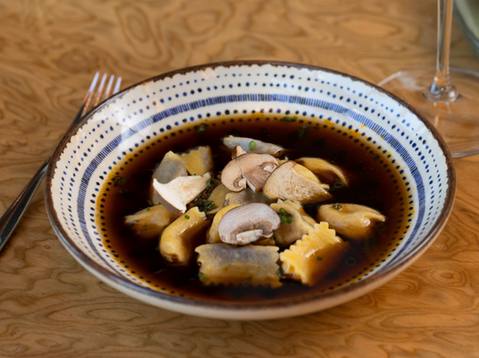 Agnolotti de Tubérculos servido em consommé de cogumelos catarinenses