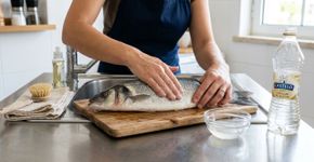 Eu limpo qualquer peixe à mão, sem faca ou água fervente, e a cozinha fica limpa. O método espanhol que realmente funciona