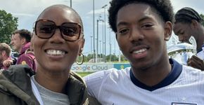 Mãe de jogador do Arsenal cria projeto de apoio a pais de jovens atletas
