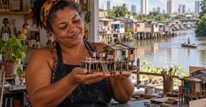 Artista de 46 anos transforma resíduos em miniaturas de palafitas há mais de duas décadas e retrata a vida de comunidades às margens do Capibaribe