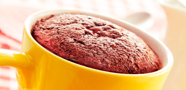 Experimente fazer o bolo de caneca de banana fit pelas manhãs