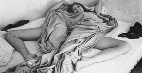 Fotógrafo francês registra cenas sensíveis de amor e nudez