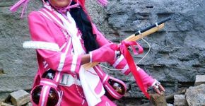Sobrevivente vira cangaceira rosa que luta contra câncer de mama