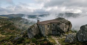 Casas em rochas, algo como Os Flintstones: o fenômeno que transforma pedras da natureza em moradias sustentáveis