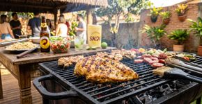 Não é sal nem limão: o segredo para deixar o frango grelhado mais suculento