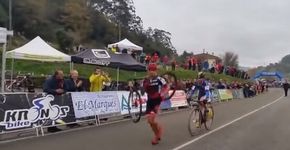 Ciclista não passa adversário com pneu furado, mesmo assim recebe medalha pelo ato de respeito