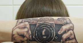Câmera tatuada em braço cria ilusão de ótica