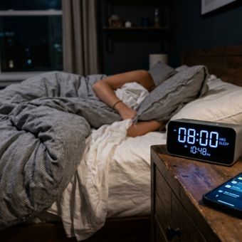 Featured mobile: Acordar cansado mesmo depois de dormir muitas horas pode ter relação com algo que acontece antes de você deitar