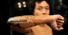 Artista imprime estilo de traços grossos em tatuagens