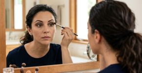 Várias maquiadoras concordam: “Para eliminar a pálpebra caída e abrir o olhar, aplique uma sombra marrom acima do côncavo.”