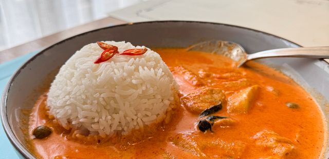 Descubra como fazer curry tailandês de frango com leite de coco em apenas 25 minutos