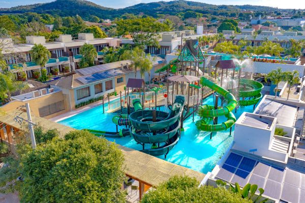 O parque aquático tem toboáguas curvos, escorregadores retos e estruturas em espiral