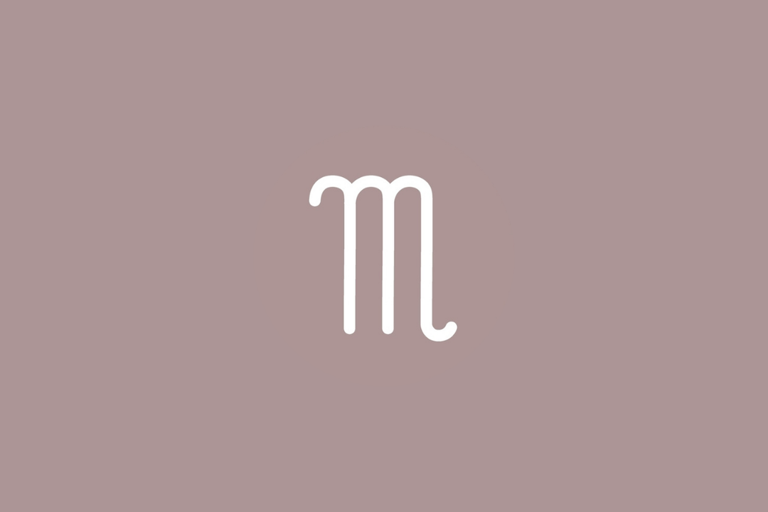 Imagem de fundo castanho-rosado suave. Ao centro, o símbolo branco de Escorpião assemelha-se à letra minúscula "m" com três hastes verticais; a última haste curva-se na ponta para a direita e para cima
