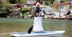 Catarinense de 85 anos atravessa canal de stand up paddle