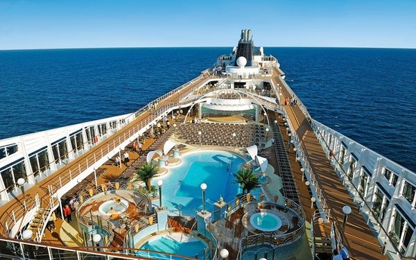 Vista da piscina do MSC Poesia