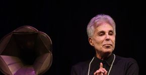 Pela primeira vez em SP, Edwin Luisi vive 20 personagens no aclamado espetáculo ‘Eu Sou Minha Própria Mulher’