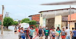 PE: prefeito ajuda moradores a retirar móveis de casas alagadas