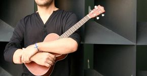 Paulo Carvalho se apresenta no palco do Sesc Pinheiros