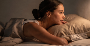 Por que passar óleo de coco no cabelo antes de dormir é um milagre