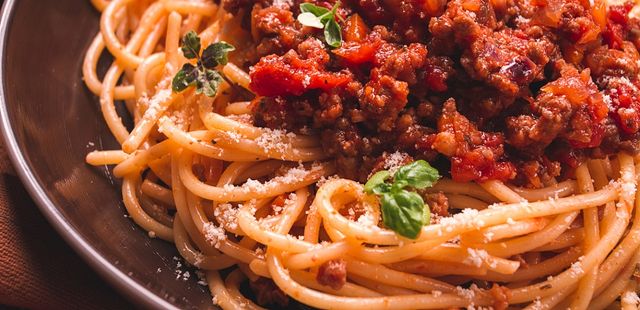 Macarrão recheado com carne e bacon: explosão de sabor