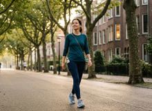 Featured side: Especialistas já afirmaram: “Caminhar 1 hora por dia, 7 dias por semana, em ritmo tranquilo, queima 75.000 calorias por ano.”
