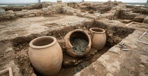 Arqueólogos encontraram três enormes “cofrinhos” romanos enterrados sob o piso de uma casa e eles podem conter mais de 40 mil moedas