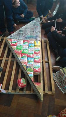 Caixas de leite sendo colocadas no suporte de madeira