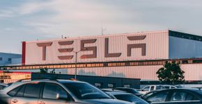 Empresa de Elon Musk surpreende e lança táxi que dirige sozinho