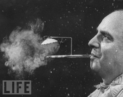 Guarda-chuva para não molhar o cigarro
