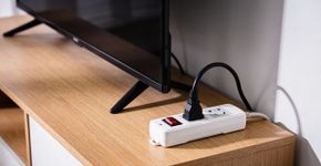 Quanto custa deixar a TV ligada a noite toda?
