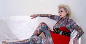 Inglesa de 77 anos tem mais de 90% do corpo tatuado