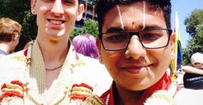 Casal hindu faz cerimônia de noivado emocionante